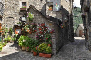 A photom of El Duende restaurant Torla-Ordesa. Our holiday Rental Torla-Ordesa is just 25m down the steps from El Duende restaurant